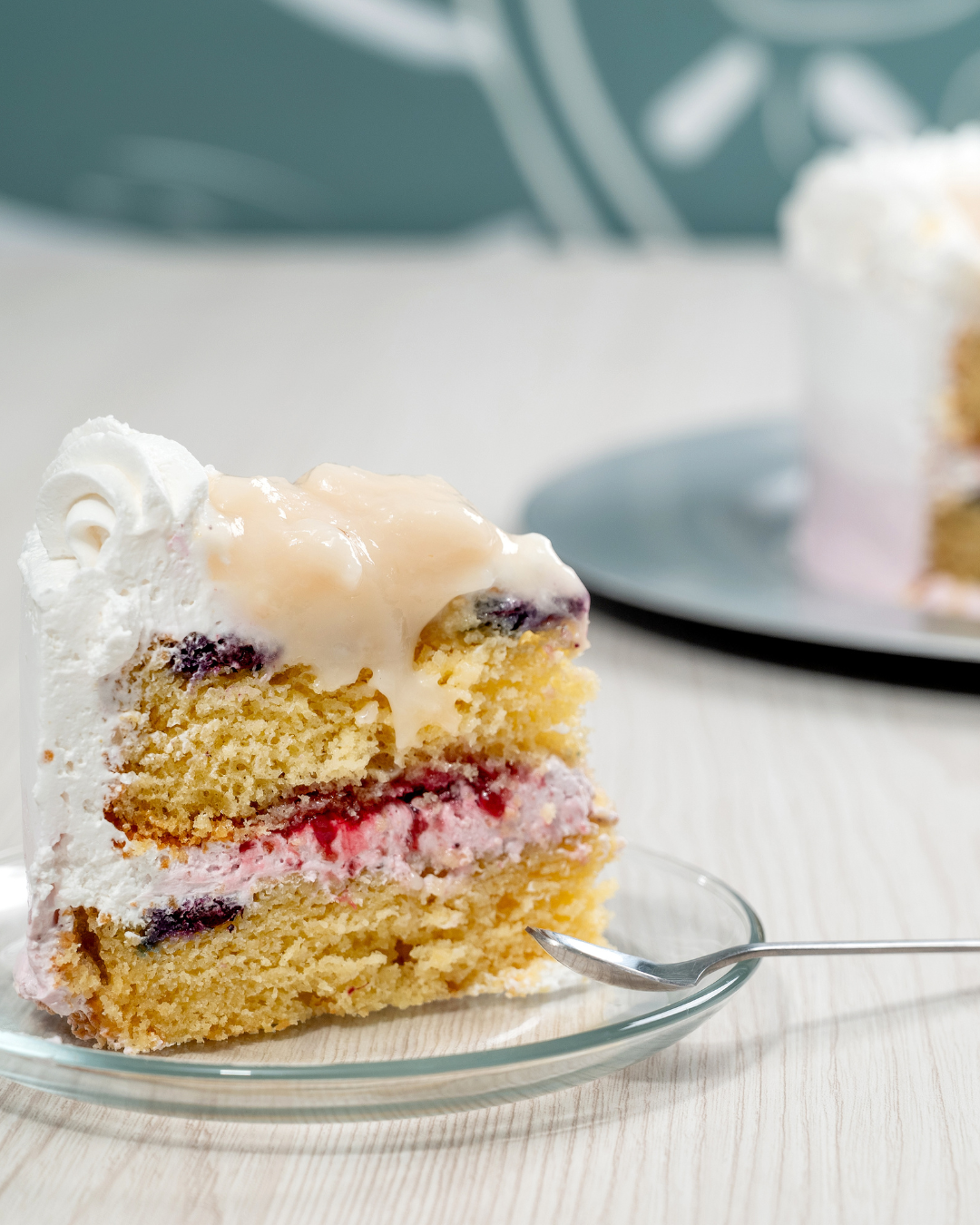 TORTA GUANÁBANA CON FRUTOS ROJOS