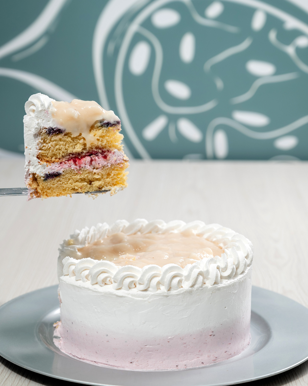 TORTA GUANÁBANA CON FRUTOS ROJOS